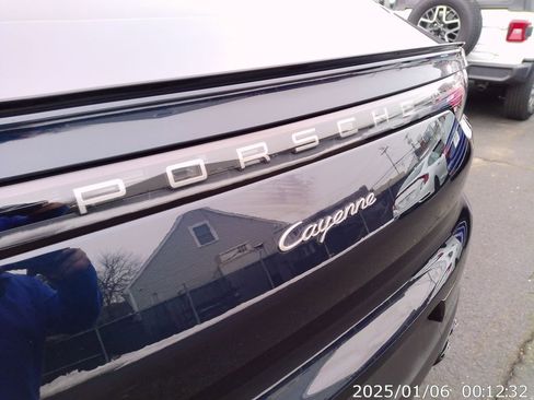 Used 2023 Porsche Cayenne Platinum Edition image 8