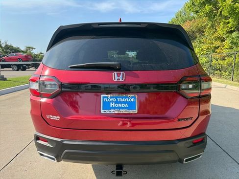 Used 2025 Honda Pilot Sport image 4
