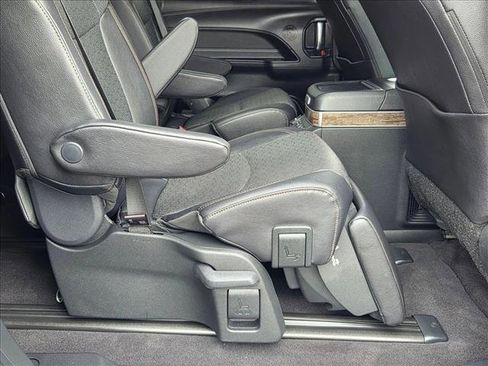 Certified 2025 Toyota Sienna Platinum image 19
