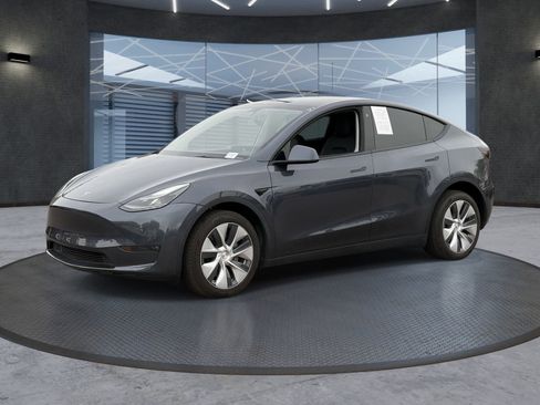 Used 2022 Tesla Model Y Long Range AWD/4WD image 2