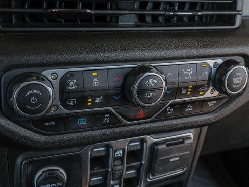 Used 2024 Jeep Wrangler Unlimited AWD/4WD image 17