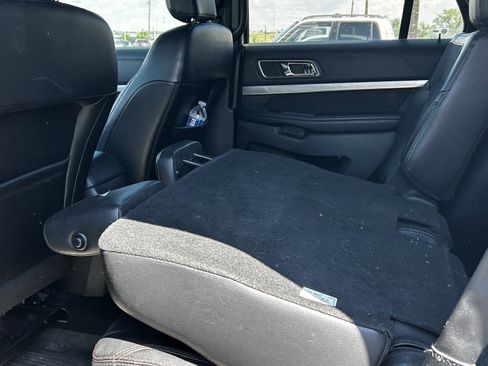 Used 2018 Ford Explorer XLT w/ Equipment Group 202A AWD/4WD image 10