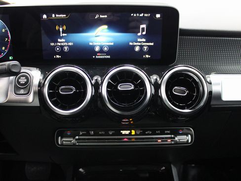 Used 2021 Mercedes-Benz GLB 250 image 41