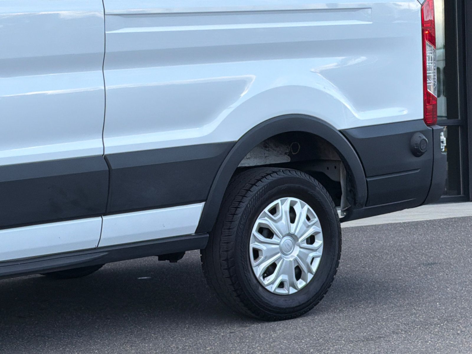 Used 2024 Ford Transit 250 148 Medium Roof RWD image 5