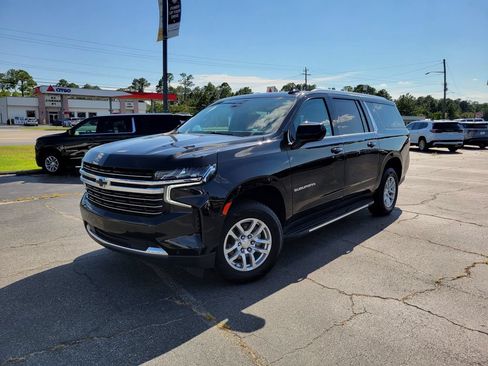 Used 2024 Chevrolet Suburban LT RWD image 1