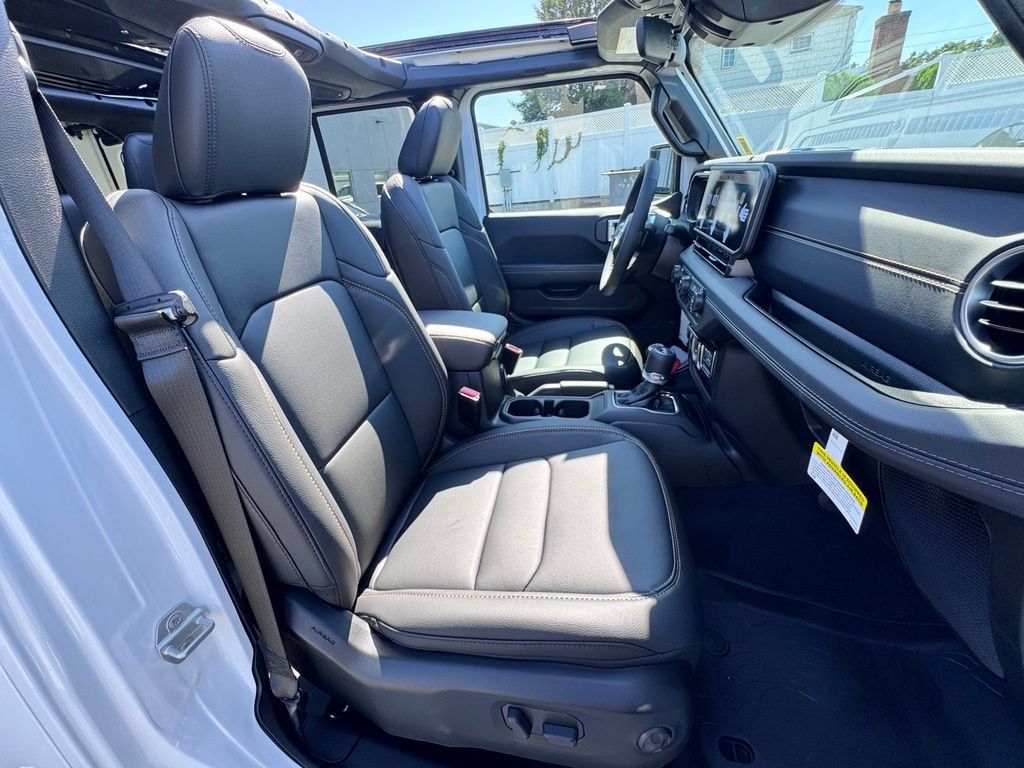 New 2026 Jeep Wrangler Unlimited Sahara AWD/4WD image 19