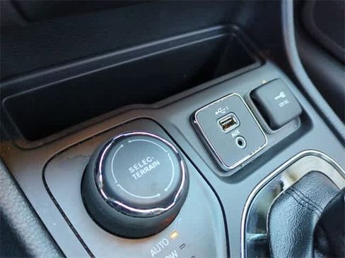 Used 2020 Jeep Cherokee Latitude Plus image 32