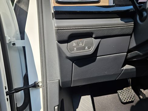 Used 2025 Volkswagen Atlas SE FWD image 14