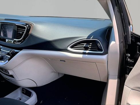 Used 2023 Chrysler Voyager LX FWD image 19