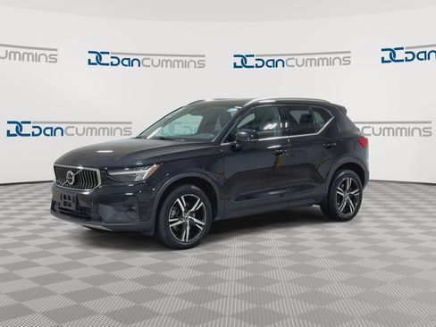 Used 2023 Volvo XC40 B5 Plus AWD/4WD image 4