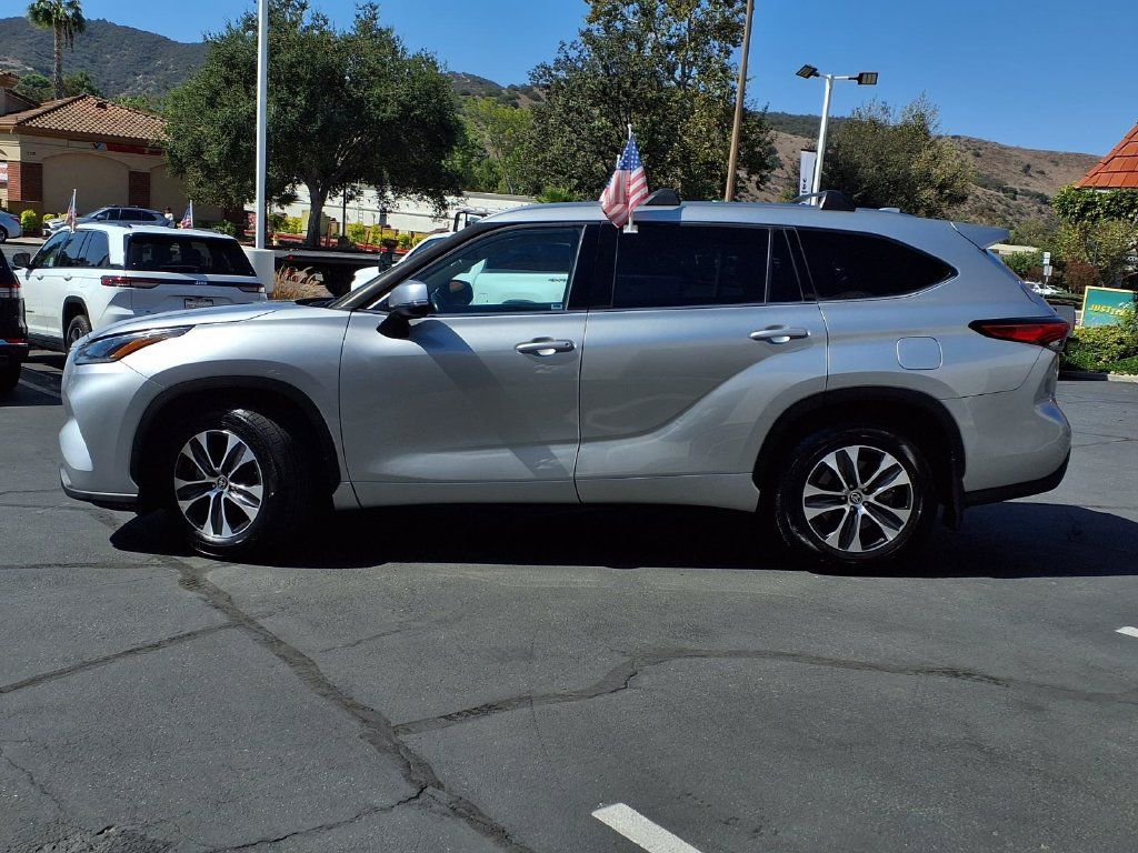 Used 2021 Toyota Highlander XLE FWD image 4