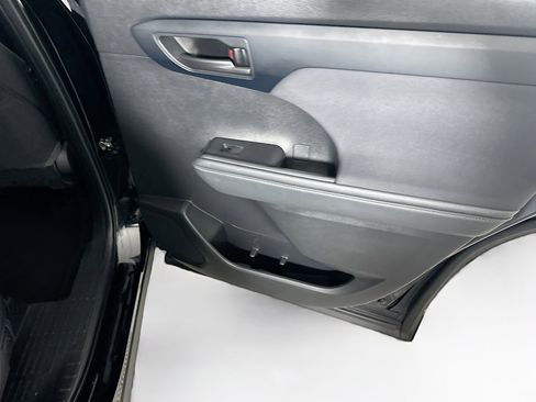 Used 2023 Toyota Highlander LE image 31