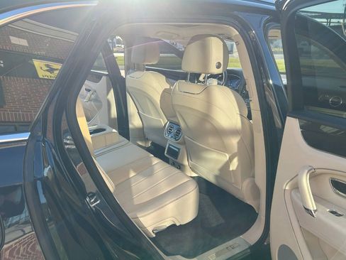 Used 2019 Bentley Bentayga image 34