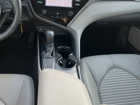 Used 2018 Toyota Camry SE image 10