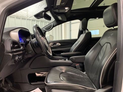 Used 2022 Chrysler Pacifica Limited w/ S Appearance Package image 4