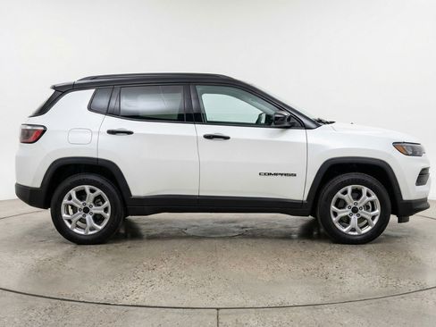 Used 2025 Jeep Compass Latitude AWD/4WD image 11