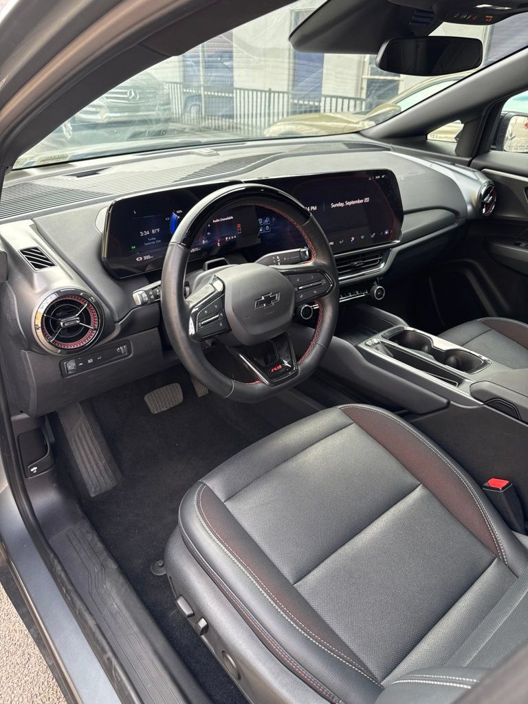 Used 2024 Chevrolet Equinox EV RS FWD image 12