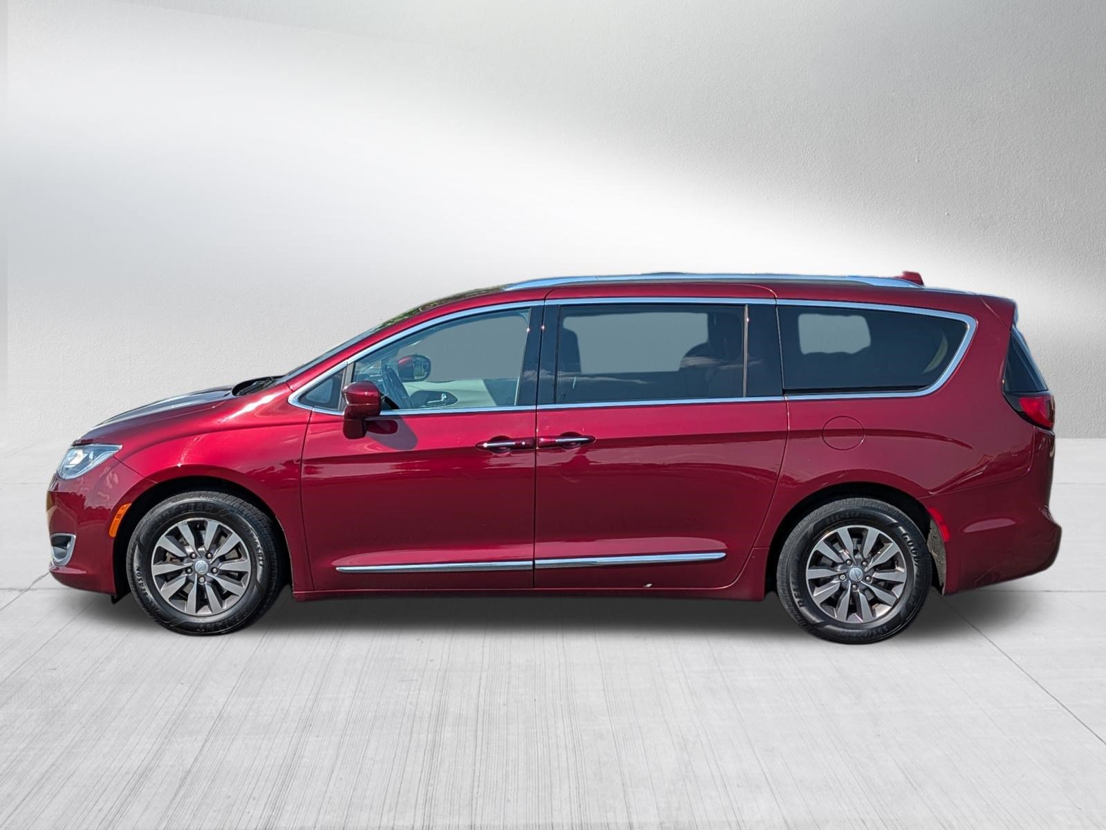 Used 2020 Chrysler Pacifica Touring-L Plus FWD image 2