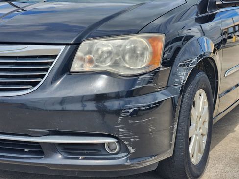 Used 2014 Chrysler Town & Country Touring FWD image 10