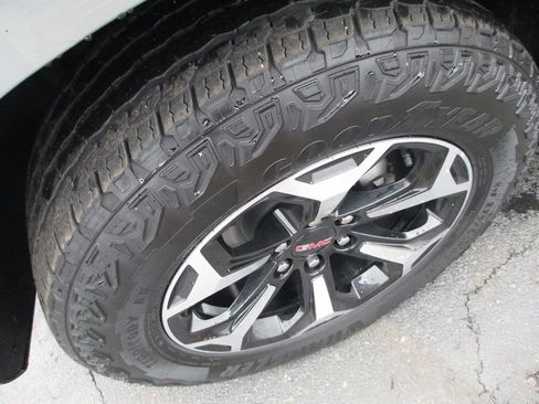 Used 2025 GMC Yukon AT4 image 13