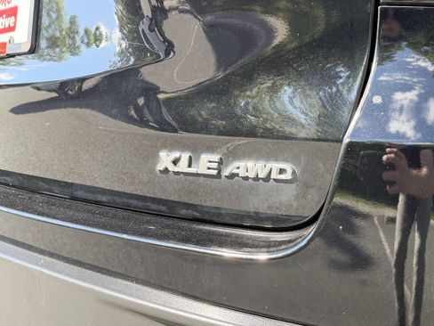 Used 2019 Toyota Highlander XLE AWD/4WD image 5