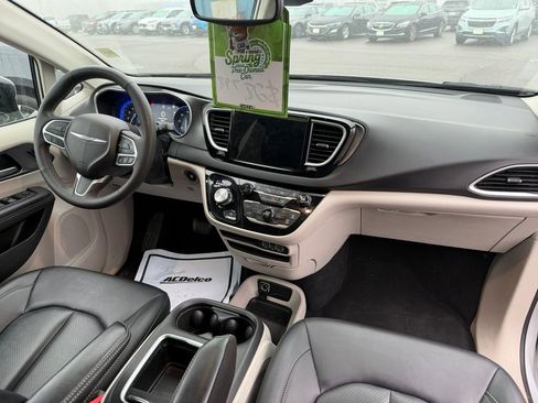 Used 2024 Chrysler Pacifica Touring-L image 9