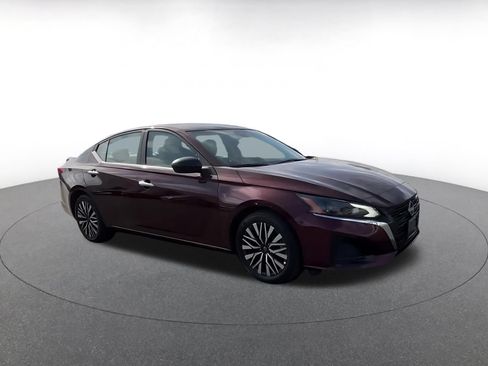 Used 2025 Nissan Altima 2.5 SV FWD image 2