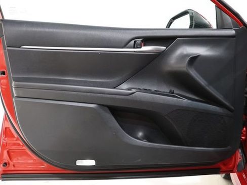 Used 2019 Toyota Camry SE FWD image 18