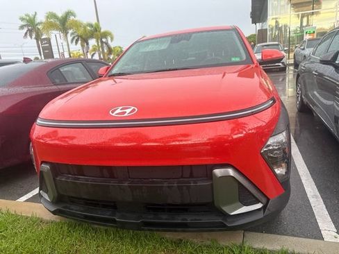Used 2024 Hyundai Kona SE FWD image 2