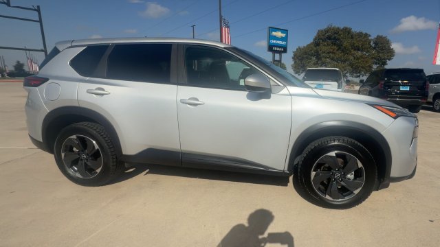 Used 2025 Nissan Rogue SV AWD/4WD image 9