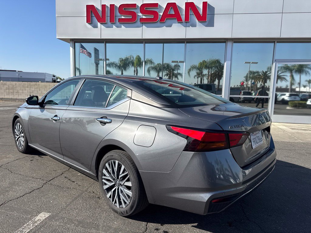 Used 2025 Nissan Altima 2.5 SV FWD image 2