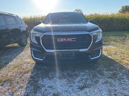 Used 2024 GMC Terrain SLE image 3