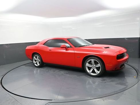 Used 2016 Dodge Challenger R/T RWD image 31