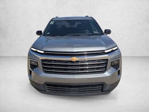 Used 2024 Chevrolet Traverse LT FWD image 2