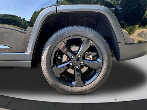 Used 2023 Jeep Grand Cherokee Limited w/ Black Appearance Package AWD/4WD image 35