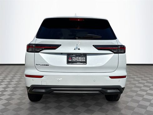 New 2025 Mitsubishi Outlander ES image 6
