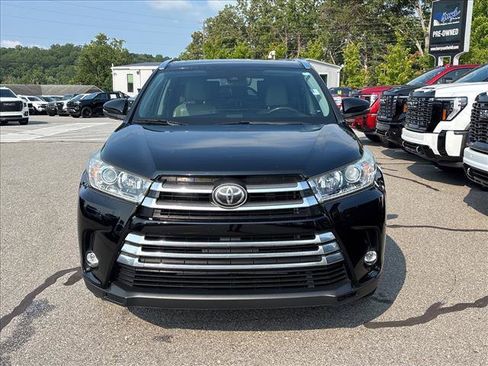 Used 2019 Toyota Highlander Limited FWD image 2