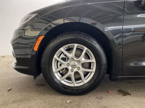 Used 2024 Chrysler Pacifica Touring-L image 11