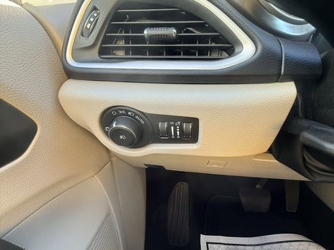 Used 2024 Chrysler Pacifica Touring-L image 20