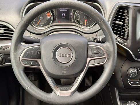 Used 2021 Jeep Cherokee Latitude w/ Mopar Interior Package AWD/4WD image 11