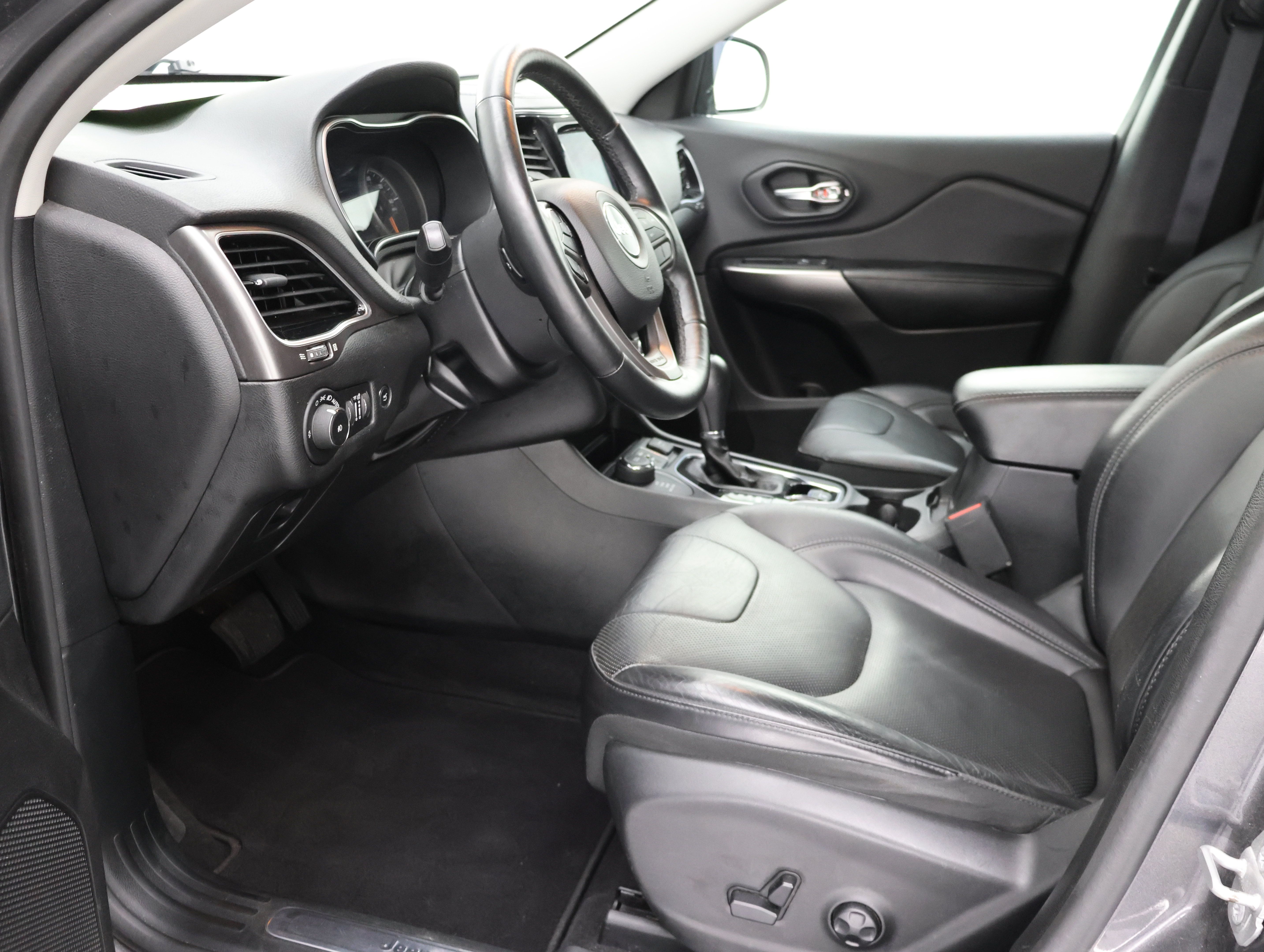 Used 2019 Jeep Cherokee Limited w/ Trailer Tow Group AWD/4WD image 8