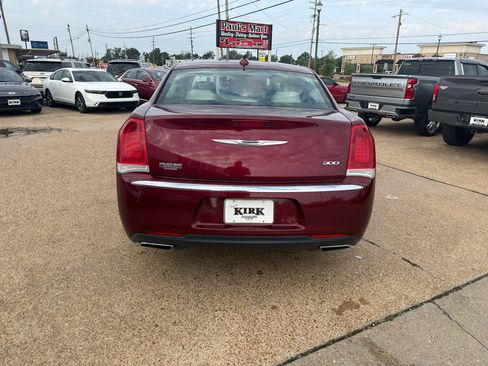 Used 2018 Chrysler 300 Limited RWD image 4