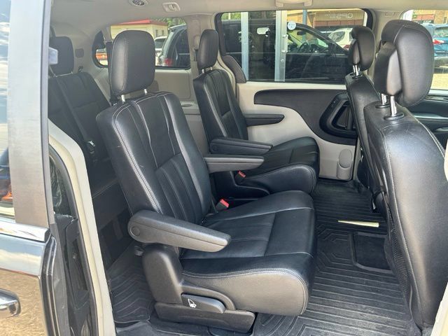 Used 2016 Chrysler Town & Country Touring FWD image 14