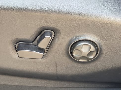 Used 2026 Chrysler Pacifica Limited FWD image 16