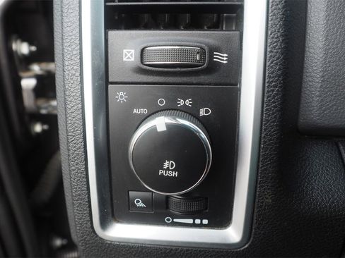 Used 2016 RAM 1500 Classic SLT w/ Luxury Group image 16