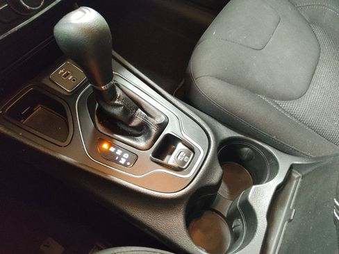 Used 2019 Jeep Cherokee Latitude w/ Popular Appearance Group image 26