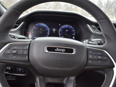 Used 2024 Jeep Grand Cherokee Altitude image 17