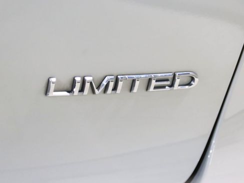 Used 2019 Chrysler Pacifica Limited w/ Tire & Wheel Group FWD image 12