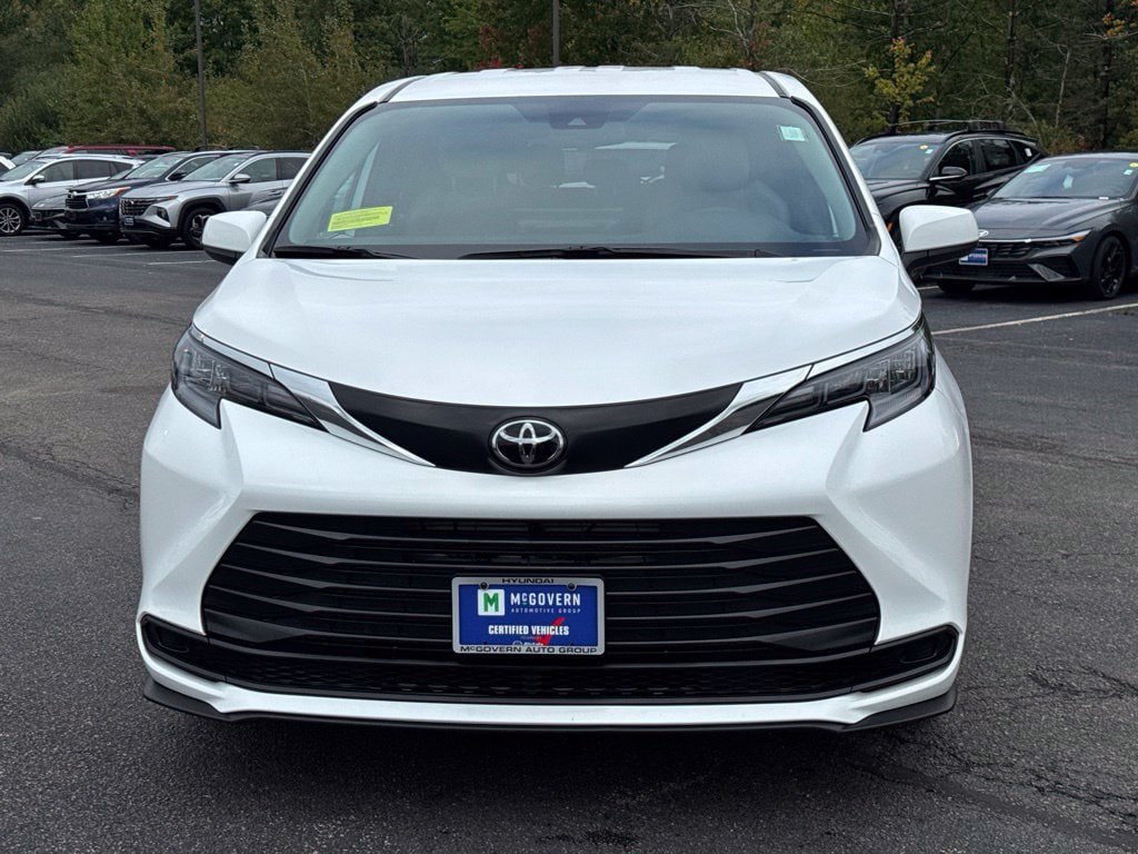 Used 2026 Toyota Sienna LE FWD image 2