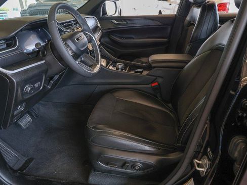 Used 2023 Jeep Grand Cherokee Altitude RWD image 9